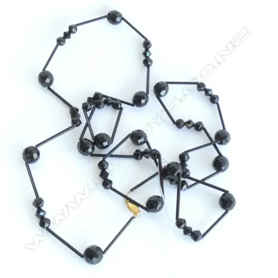 (18415) ART DECO STYLE BLACK GLASS FLAPPERS NECKLACE
