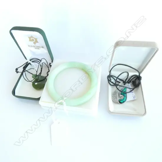 JADE BANGLE, GREENSTONE PENDANT & SILVER & PAUA SHELL PENDANT
