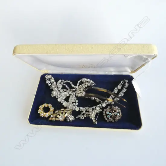 ASSORTED VINTAGE RHINESTONE JEWELLERY; 2 NECKLACES, 4 BROOCHES, CLIP ON EARRINGS, HAIR COMB