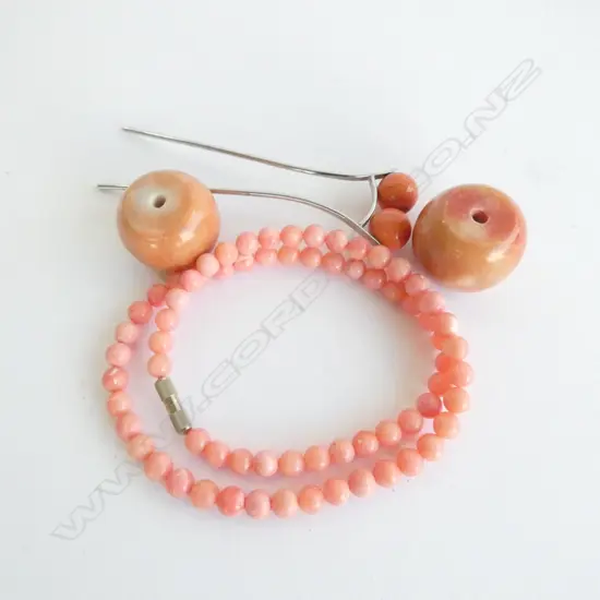 SMALL BAG CORAL BEADS & NECKLACE & JAPANESE MATERIAL BROOCH