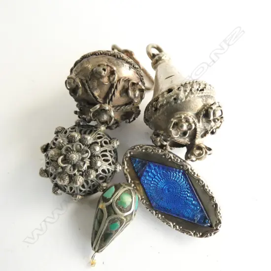 ASST BUTTONS/BROOCH ETC