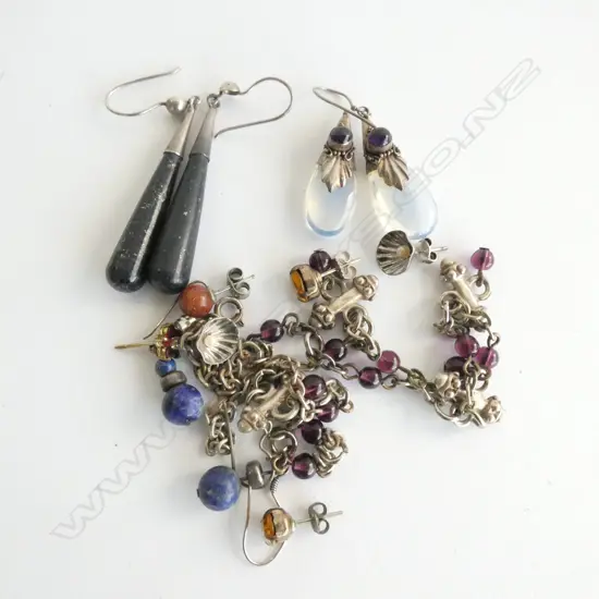 ASST GEMSTONE EARRINGS & A SILVER NECKLACE