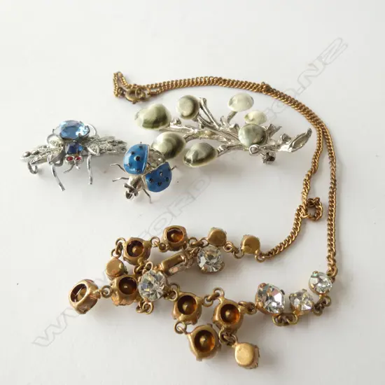 ASSORTED COSTUME JEWELLERY, 3 BROOCHES, 1 NECKLACE