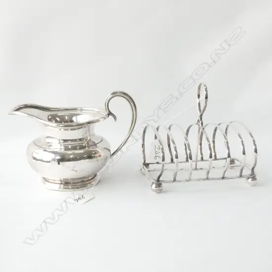 EDWARDIAN SILVER PLATE TOAST RACK AND ELKINGTON PLATE MILK JUG