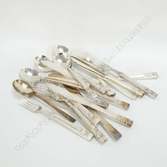 SET COMMUNITY PLATE FISH KNIVES, SOUP SPOONS 