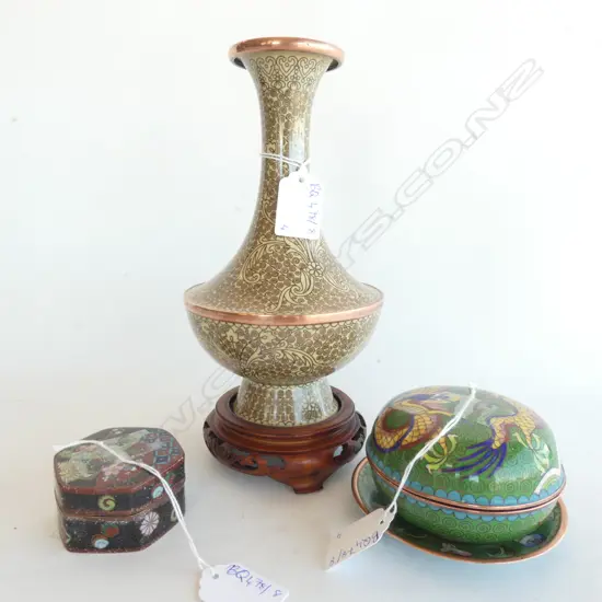 4 PCES CLOISONNE; JAPANESE VASE H. 230MM, 2 CHINESE VINTAGE LIDDED CONTAINERS, PIN DISH