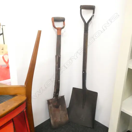 VINTAGE SPADE AND SHOVEL L 1020 MM