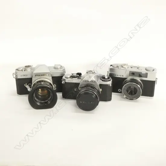 3 VINTAGE 35MM  CAMERAS PENTAX/FUJICA/KONICA
