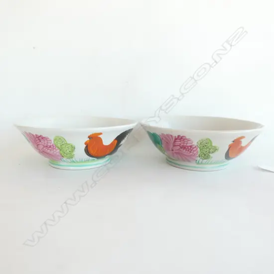 2 CHINESE BOWLS WITH CHICKEN DECORATION D 200 MM