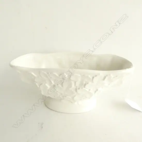 CROWN LYNN LEAF EMBOSSED WHITE VASE #2092 L. 210MM 