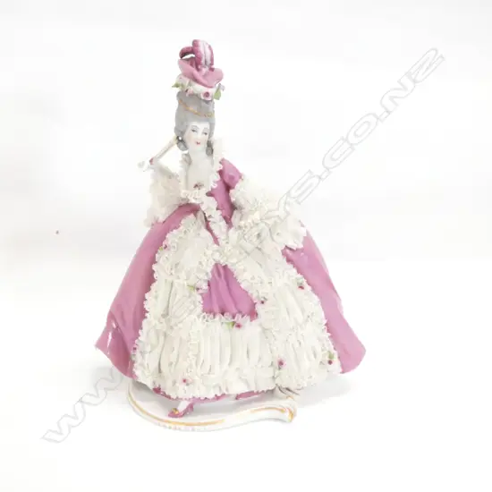 DRESDEN LADY FAULTS TO HAT H. 240MM