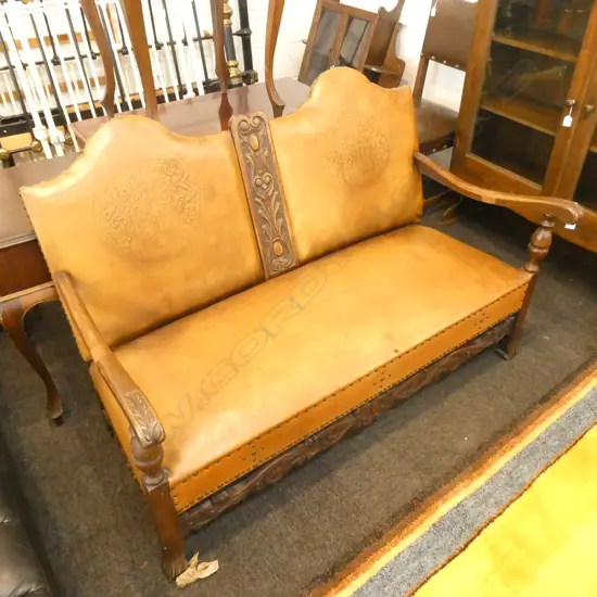 EMBOSSED LEATHER SEATEE W. 1250MM