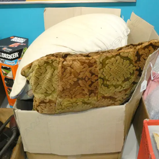 BOX LOT LIGHT AF, CUSHIONS ETC
