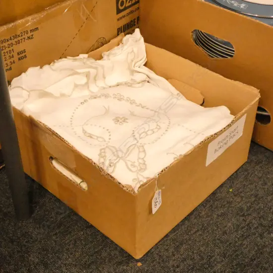 BOX VINTAGE TABLE LINEN