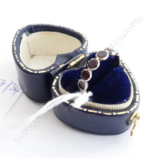 TESTED AS 10CT GOLD GARNET RING IN ORIG. HEART CASE