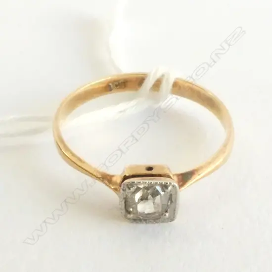 ANTIQUE 9CT GOLD SOLITAIRE DIAMOND RING