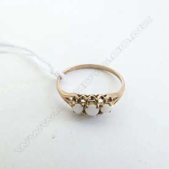 9CT GOLD THREE OPAL RING, HALLMARKED