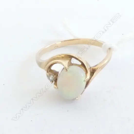 RING, LADIES, OPAL SET IN 9ct GOLD, BLUE WHITE WITH HINTS OF RED AND GREEN