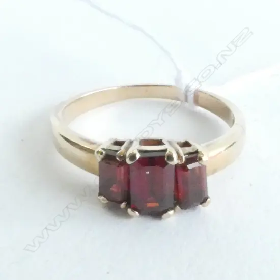 9CT RING SET WITH A BRIDGE OF 3 GARNETS