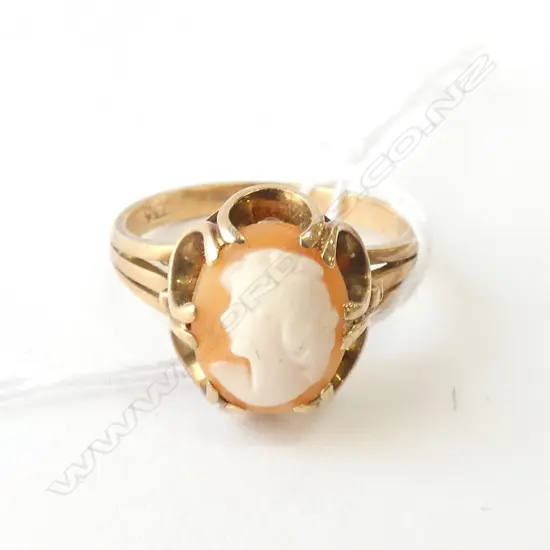 LADIES CAMEO RING SET IN 9ct GOLD 3.1GM