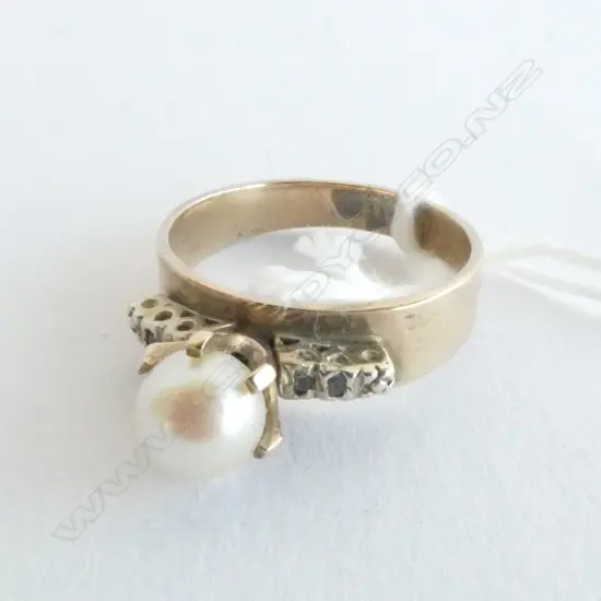 LADIES PEARL RING SET IN 9ct GOLD - 2 STONES EITHER SIDE OF PEARL