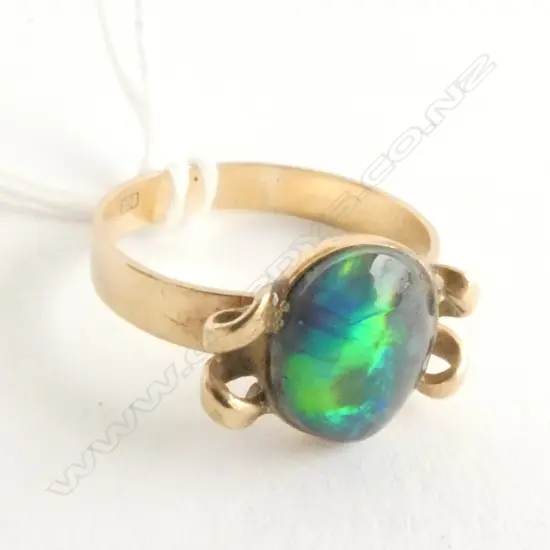 RING, LADIES, 9ct GOLD, OPAL, BEAUTIFUL COLOURS, SHOWING RED BLUE GREEN YELLOW, ORANGE, 1940'S STYLE