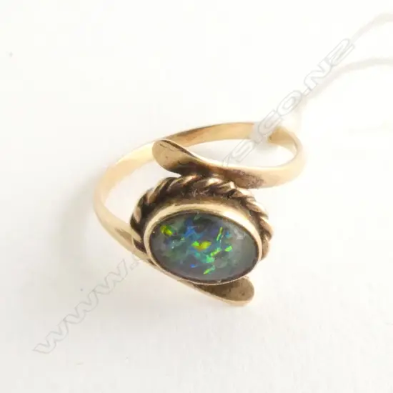 RING, LADIES, 9ct GOLD, OPAL, BEAUTIFUL COLOURS, SHOWING HINTS RED BLUE GREEN, 1940'S STYLE