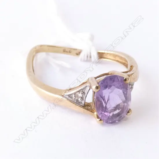 9CT AMETHYST & DIAMOND RING - BAND HAS DAMAGE 