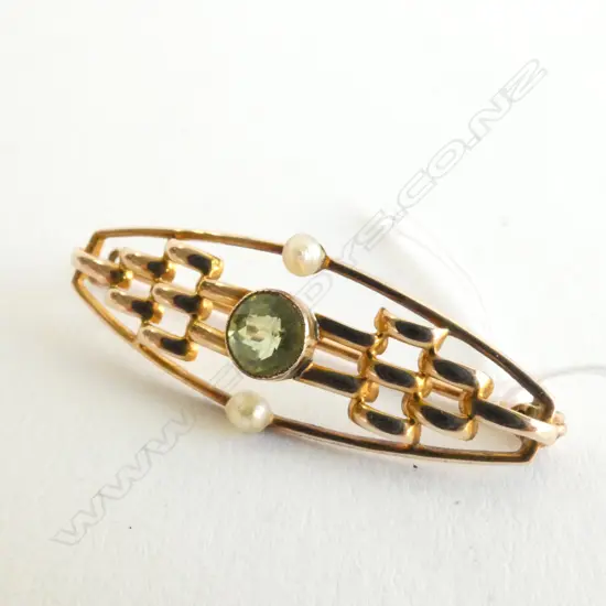 9CT GOLD PERIDOT & PEARL BROOCH 2.34gm