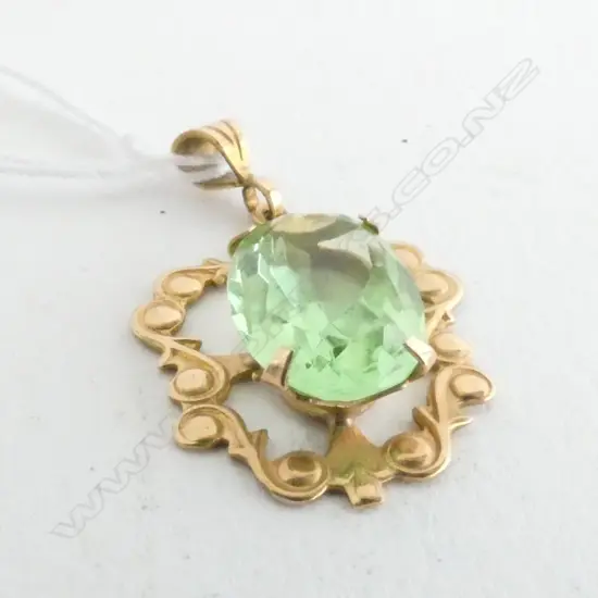 GREEN STONE PENDANT SET IN 9ct GOLD