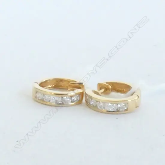 EARRINGS, HOOPS, 18ct GOLD, 5 DIAMONDS IN EACH, EACH DIAMOND APPROX 0.06ct, TDW 0.6ct