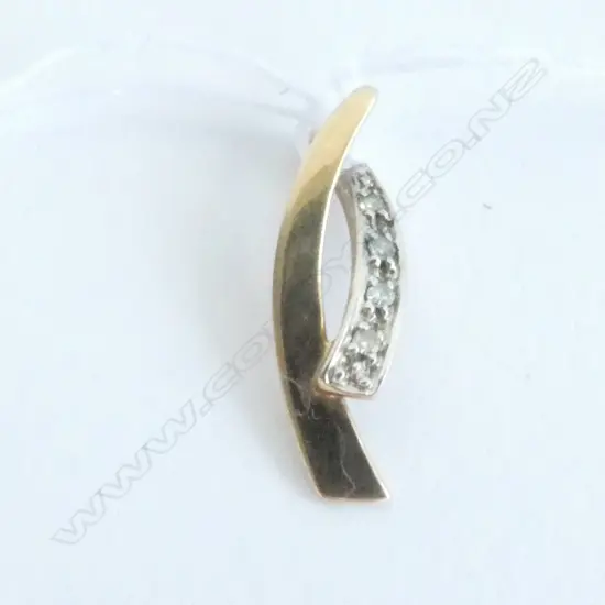9CT GOLD BROOCH WITH TINY DIAMONDS  