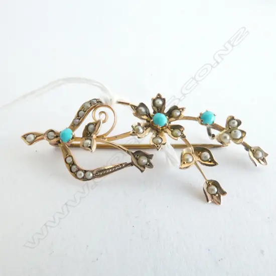 BROOCH, TURQUOISE AND SEED PEARLS SET IN 9ct GOLD, 57mm WIDE