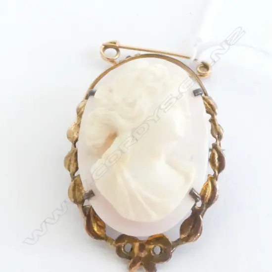 CAMEO BROOCH W. SAFETY CHAIN, C1940. L 33MM