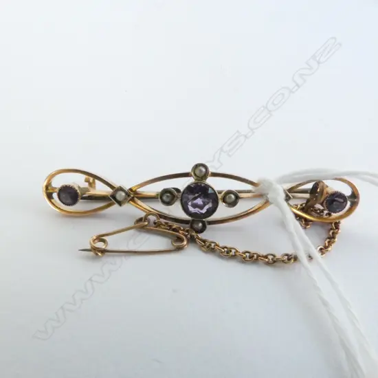 BROOCH, AMETHYST AND SEED PEARLS SET IN 9ct GOLD, ART NOUVEAU IN STYLE, PERIOD PIECE, TOTAL WEIGHT 3gm