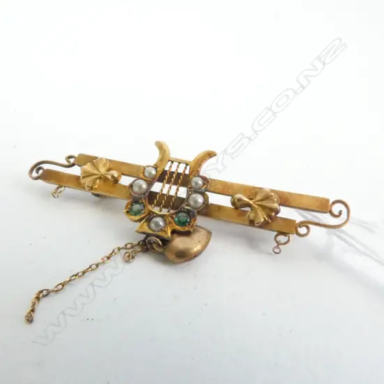 ANTIQUE 9CT GOLD BAR BROOCH, SEED PEARLS & GREEN STONES. L. 50MM