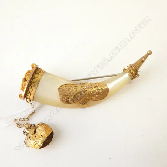 9CT GOLD & MOTHER OF PEARL TUSK BROOCH