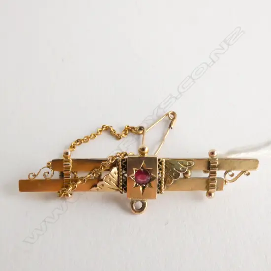 9ct GOLD & RUBY BAR BROOCH BIRMINGHAM 1903, 3.4gm L. 50MM