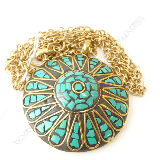 BLACK & TURQUOISE PENDANT (DIA. 42MM)SET IN GOLD TONE.