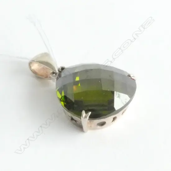 PENDANT, LARGE GEERN STONE SET IN STERLING SILVER, IMPRESSIVE, 26mm ACROSS