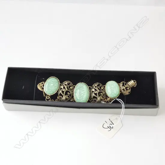 COSTUME JEWELLERY NECKLACE, ANTIQUE GOLD & GREEN 