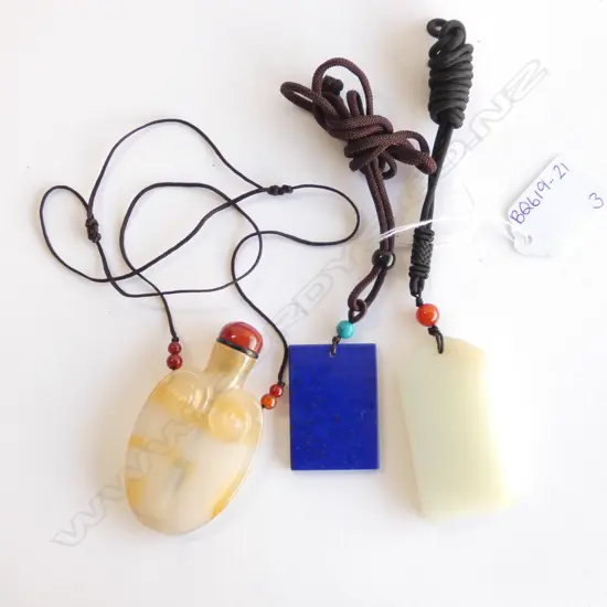 PR JADE NECKLACES, ONE SNUFF BOTTLE  H. 75MM  + ONE OTHER