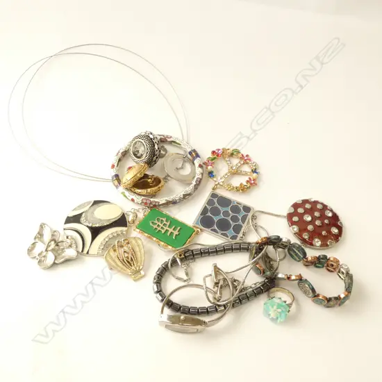 BAG ASST COSTUME JEWELLERY, INCL. ENAMEL