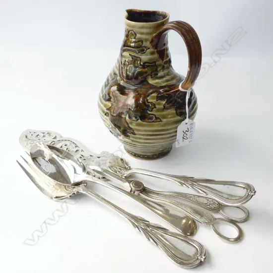 DOULTON LAMBETH JUG C. 1890 H. 180MM + 4 PCES SILVER PLATE CUTLERY 