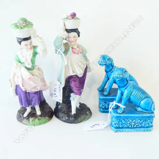 PR SM. BLUE ASIAN DOGS H. 95MM & TWO OLD FIGURINES H. 155MM 