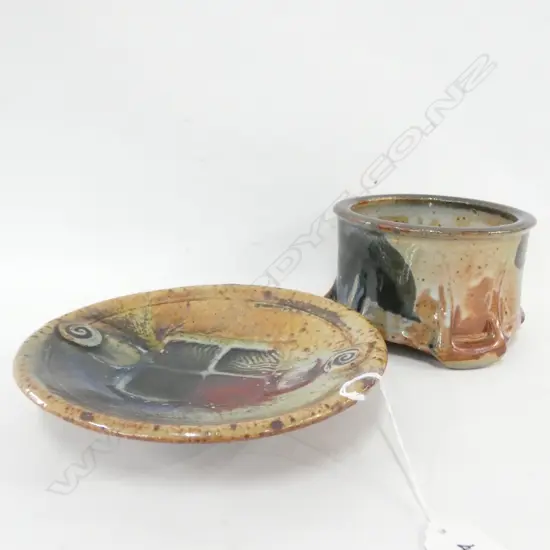 TWO MIKE O'DONNELL NZ STUDIO POTTERY DISPLAY PLATE & FOOTED BOWL. LARGEST DIA. 180MM