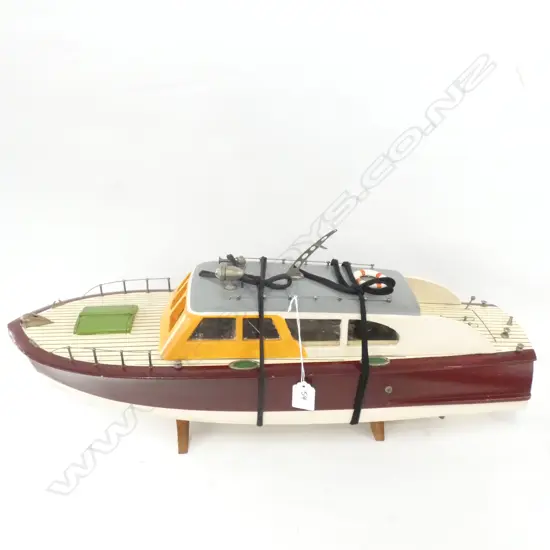 MOTORISED 1950'S ITO JAPAN MODEL KK WOODEN CABIN CRUISER MODEL, L. 630MM