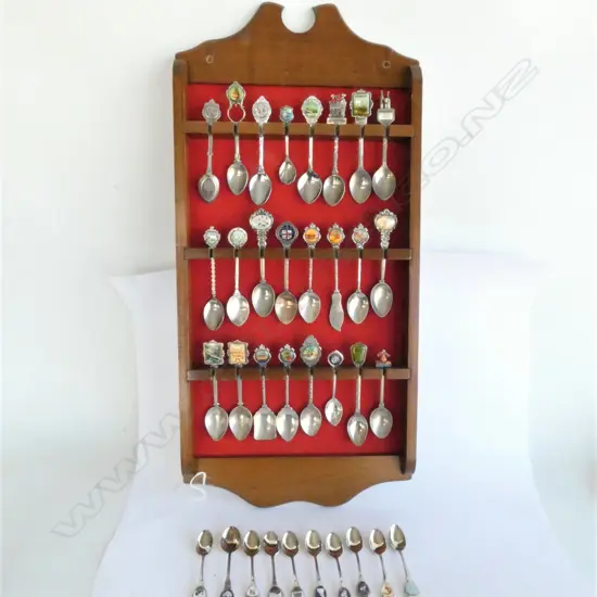 WOODEN TEASPOON DISPLAY RACK WITH SPOONS & BOX LOOSE SPOONS.