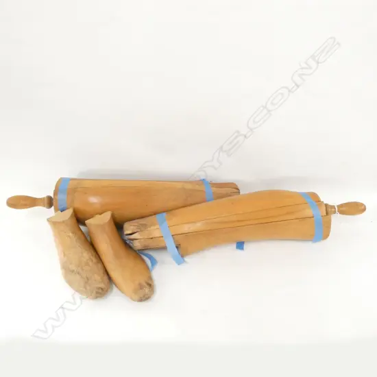 ANTIQUE PAIR OF WOODEN BOOT TREES BY TOM HILL, KNIGHTSBRIDGE, H. 450MM