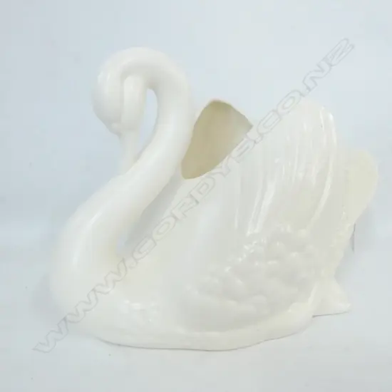 LGE CROWN LYNN WHITE SWAN #170 L. 310MM - LIGHT CRAZING, SMALL CRACK TO SIDE & CHIP ON BASE